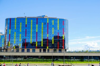 Modern bir konut kompleksinin yeni yüzü. Kentsel geçmiş. Modern şehir. Modern tarz. Ev cephesi. Saint-Petersburg aile evi. Rusya 26 Temmuz 2020