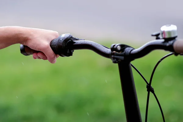 Chica Sostiene Manillar Bicicleta Estilo Hermoso Estilo Vida Activo —  Fotos de Stock