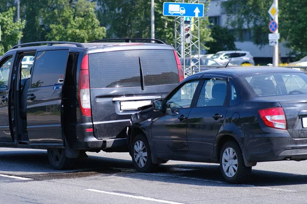 Två Bilar Kolliderade Inte Hålla Avståndet Bilolycka Gatan — Stockfoto
