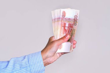 Finansör elinde bir tomar banknot tutuyor. Kredileri faiziyle ve taksitle teklif etmek