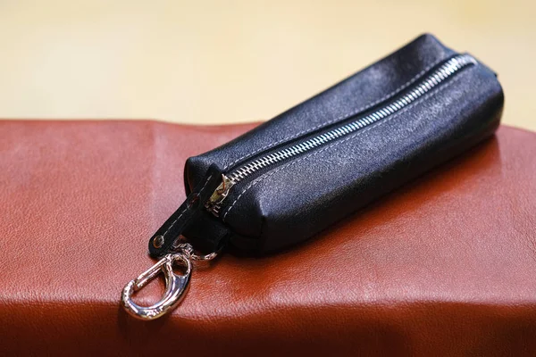 The housekeeper is made of genuine leather. The concept of stylish leather products. Bags, purses, and belts. — Stock Photo, Image