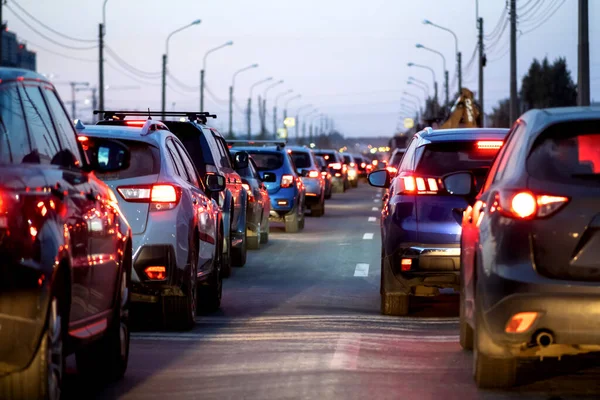 Arka plan, bulanık, bulanık, bokeh. Trafik sıkışıklığı, yol tamiri ya da kazalar. Duran arabaların kırmızı fren lambaları