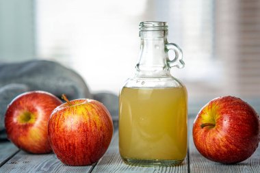Yakılmamış taze sıkılmış elma suyu. Yeni elma hasadı. Masada taze yıkanmış meyve. Sağlıklı beslenme