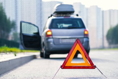 Üçgen kırmızı retro yansıtıcı yol kazası işareti. Sokakta araba kazası..