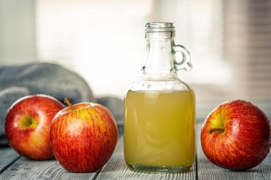 Yakılmamış taze sıkılmış elma suyu. Yeni elma hasadı. Masada taze yıkanmış meyve. Sağlıklı beslenme