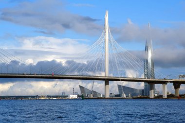 Lakhta merkezi. Gökdelen yüzen bulutlarla kaplı. Saint-Petersburg 'da. - Rusya. 8 Eylül 2020