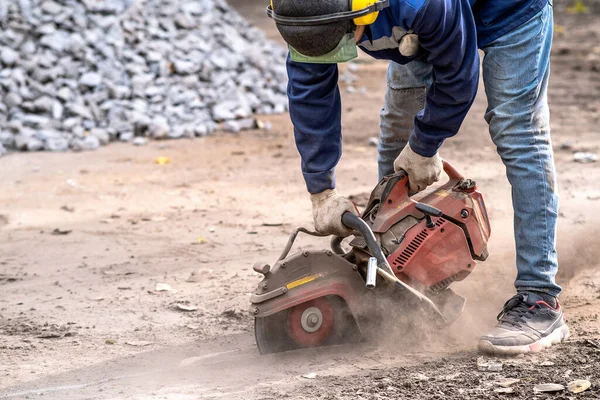 Bauarbeiter Mit Schutzbrille Und Lärmintensiven Kopfhörern Bei Der Arbeit Betonboden — Stockfoto