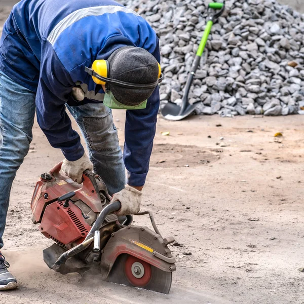 Schneiden Des Betonbodens Für Die Kabelverlegung Mittels Diamantschneiden Bauarbeiter Mit — Stockfoto