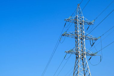 Kabloların bağlandığı yalıtımlı kuleler. Yüksek voltajlı güç iletim hattı. Kablolar, kablolar ve şehirde elektriğin yeniden dağıtımını destekleyen genişletilmiş bir yapı