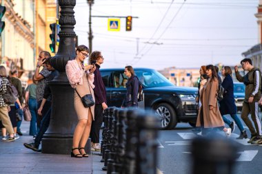 Şehir turistlerle dolu, insanlar şehri dolaşıyor, St. Petersburg 'un turizm sezonu kapanıyor. - Rusya. 1 Ekim 2020