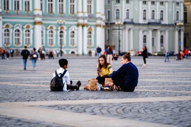 Şehir turistlerle dolu, insanlar şehri dolaşıyor, St. Petersburg 'un turizm sezonu kapanıyor. - Rusya. 1 Ekim 2020