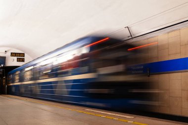Metro peronunda giden trenin bulanık arabaları