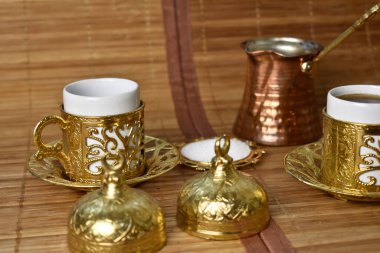 Hafif bir arka planda kahve için altın bardak