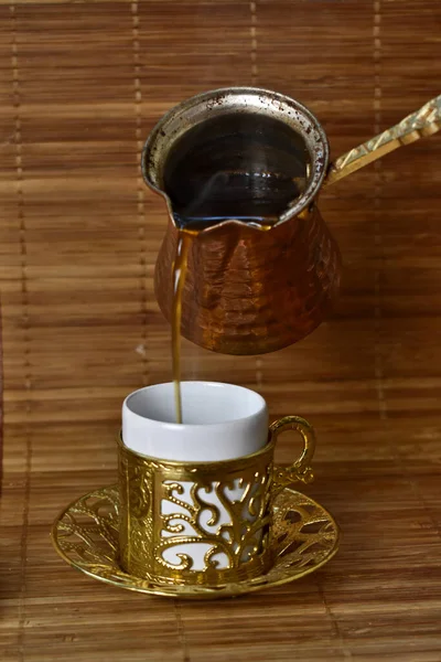 Café Chaud Versé Dans Une Tasse — Photo