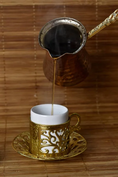 熱いコーヒーがカップに注がれ — ストック写真