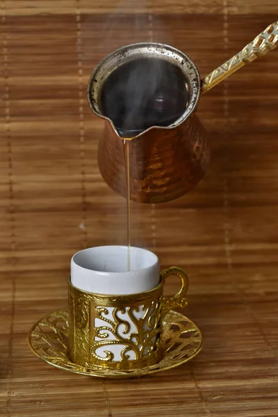 热咖啡倒入杯子里 — 图库照片
