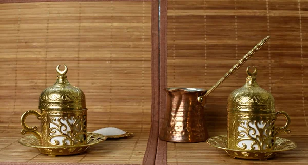 金色のカップと軽い背景のコーヒーのためのトルコ — ストック写真