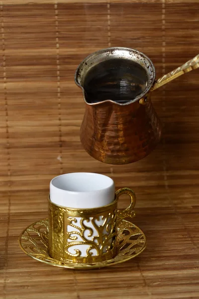 Горячий Кофе Наливают Чашку — стоковое фото