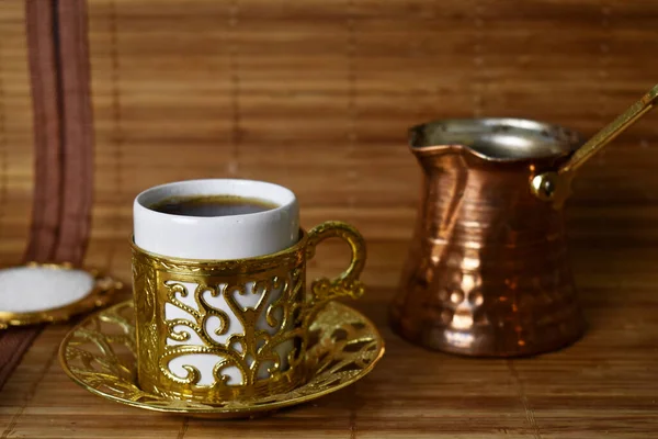 Золотая Чашка Кофе Светлом Фоне — стоковое фото