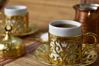 Hafif bir arka planda kahve için altın bardak