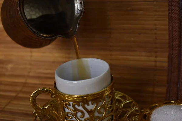Горячий Кофе Наливают Чашку — стоковое фото