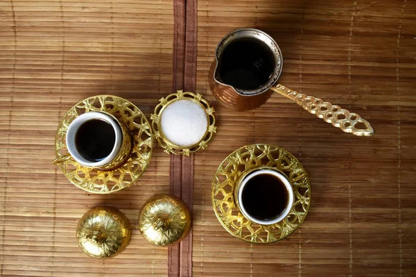 Taza Oro Para Café Sobre Fondo Claro —  Fotos de Stock