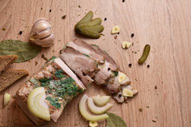 Atıştırmalıklar masada. ekmek, domuz yağı, salatalık