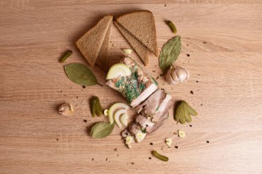 Atıştırmalıklar masada. ekmek, domuz yağı, salatalık