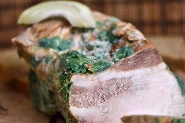 Atıştırmalıklar masada. ekmek, domuz yağı, salatalık