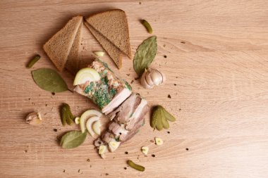 Atıştırmalıklar masada. ekmek, domuz yağı, salatalık