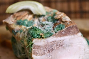 Atıştırmalıklar masada. ekmek, domuz yağı, salatalık