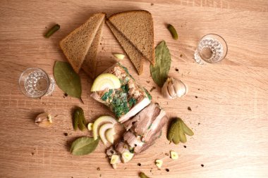 İki bardak votka ve aperatif.