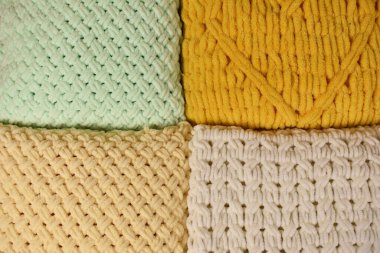 Örgü yastık ve ekose kumaş.