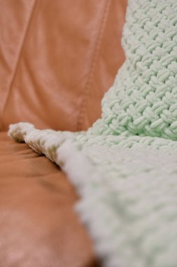 Örgü yastık ve ekose kumaş.