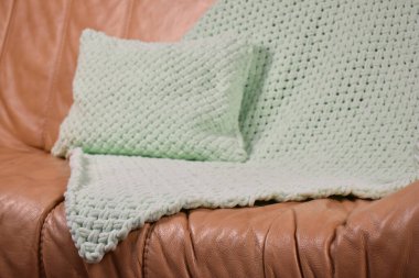 Örgü yastık ve ekose kumaş.