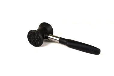 Beyaz arka planda etle savaşmak için çekiç.