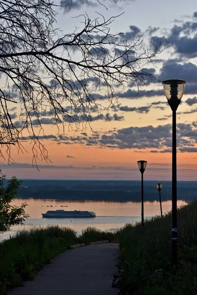 Loď Plave Řece Úsvitu — Stock fotografie