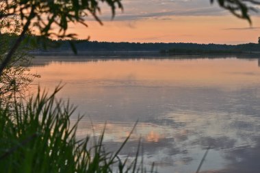 Küçük bir nehirde güzel bir şafak