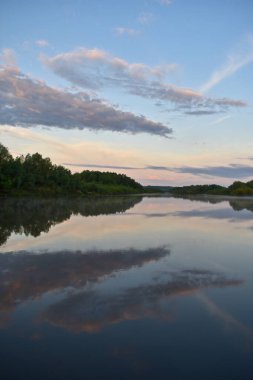 Küçük bir nehirde güzel bir şafak
