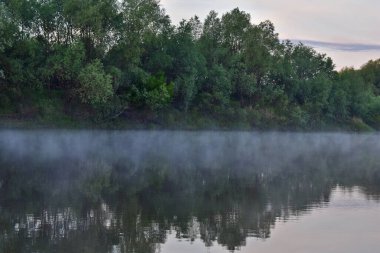 Küçük bir nehirde güzel bir şafak