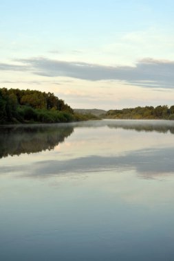 Küçük bir nehirde güzel bir şafak