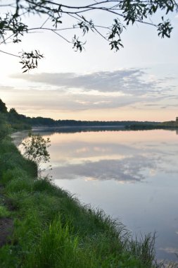 Küçük bir nehirde güzel bir şafak