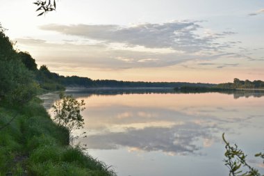 Küçük bir nehirde güzel bir şafak