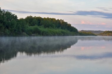 Küçük bir nehirde güzel bir şafak