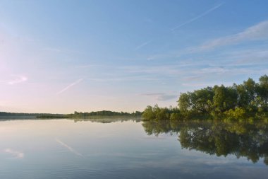 Büyük nehir sessiz yaz sabahı