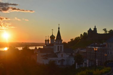 Şafakta Volga Nehri kıyısındaki Hıristiyan kilisesi. Nizhny Novgorod