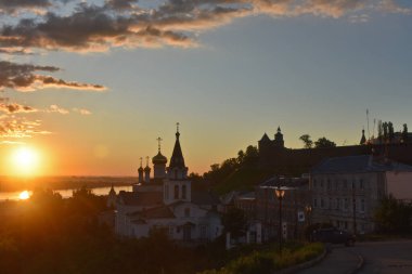 Şafakta Volga Nehri kıyısındaki Hıristiyan kilisesi. Nizhny Novgorod