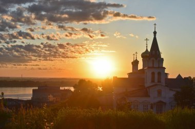 Şafakta Volga Nehri kıyısındaki Hıristiyan kilisesi. Nizhny Novgorod