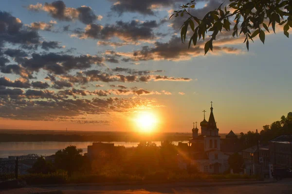 Şafakta Volga Nehri kıyısındaki Hıristiyan kilisesi. Nizhny Novgorod