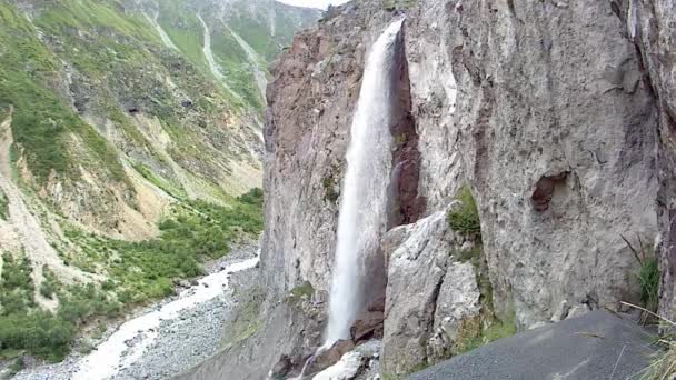 Großer Wasserfall Der Bergschlucht — Stockvideo